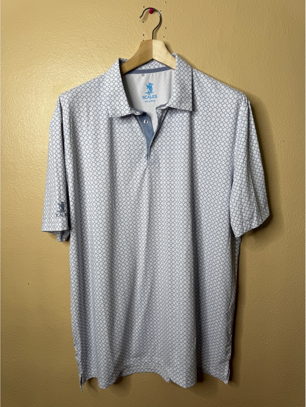 Scales Mens 2XL Polo Shirt White Blue Geometric Performance Stretch Logo